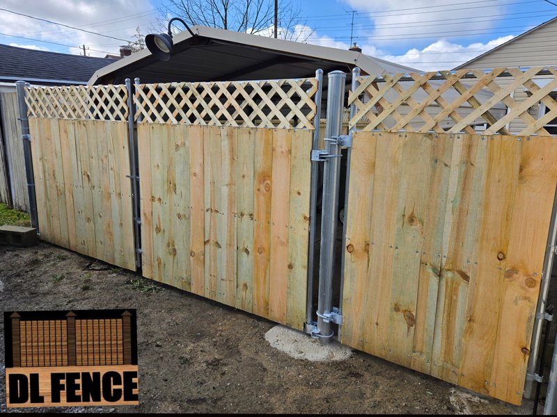 Wood privacy fence with lattice top detail and steel post installation. Crafted by DL Fence for residential backyard – 800x600